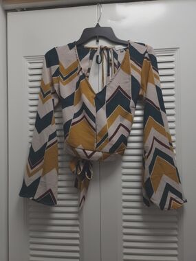 Juniper Blu Geometric Print Tie-Front Crop Top Size Small Bell Sleeve